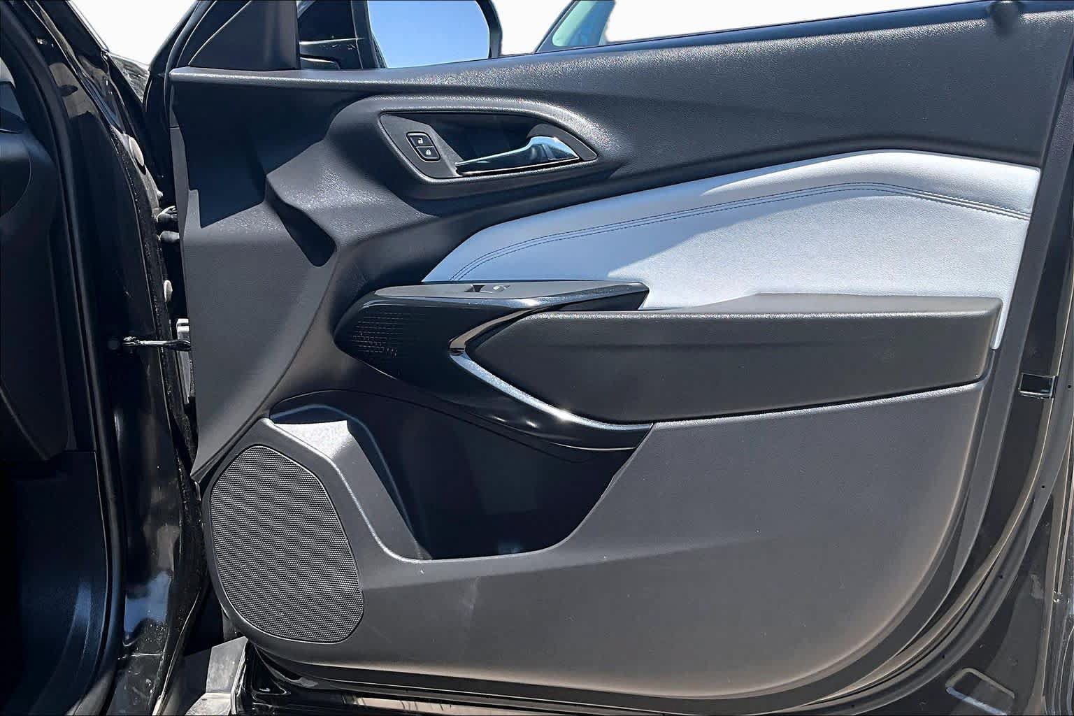 Used 2025 Chevrolet Trax LT FWD image 22