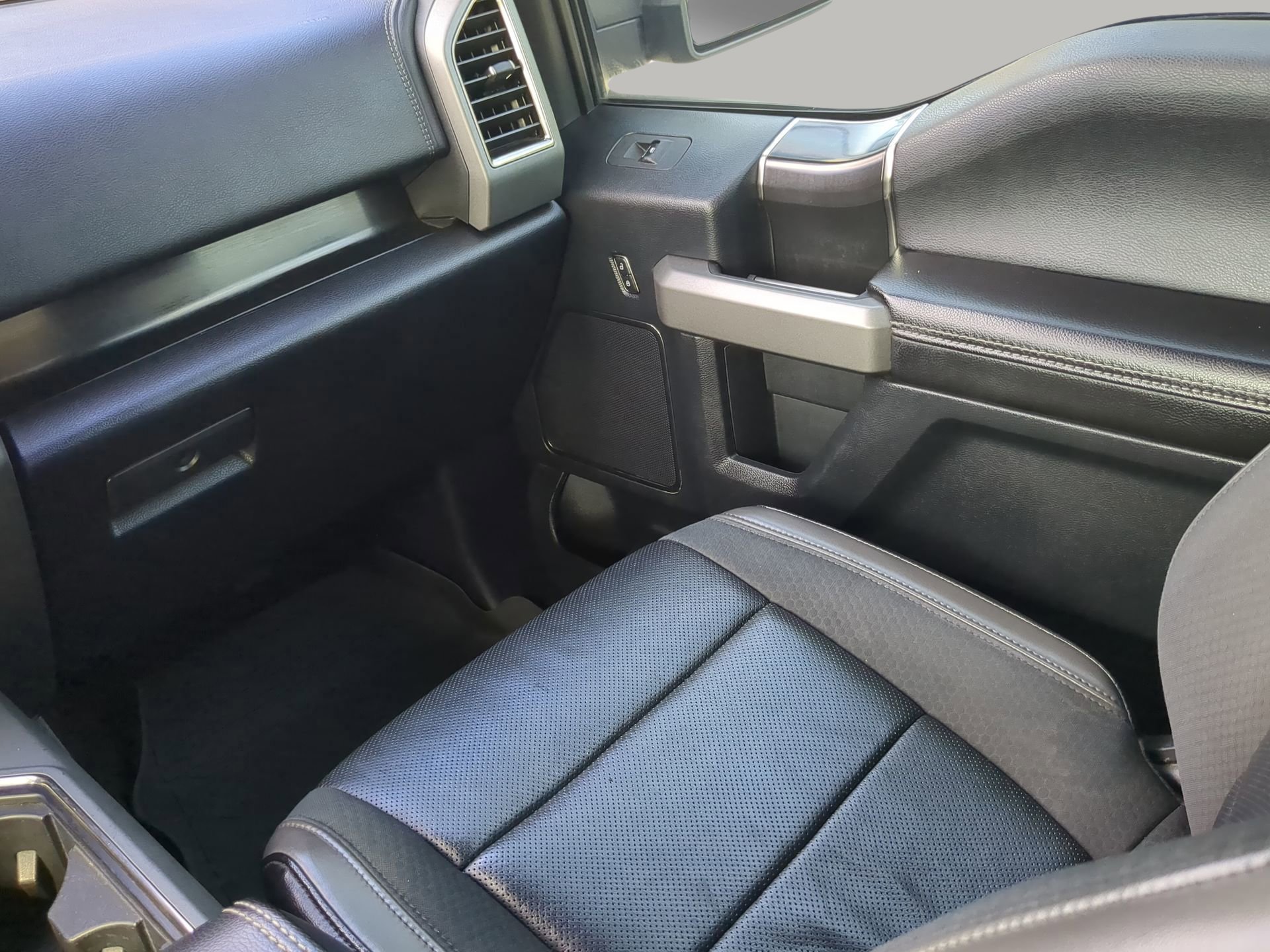 Certified 2020 Ford F150 Raptor w/ Equipment Group 802A Luxury image 45