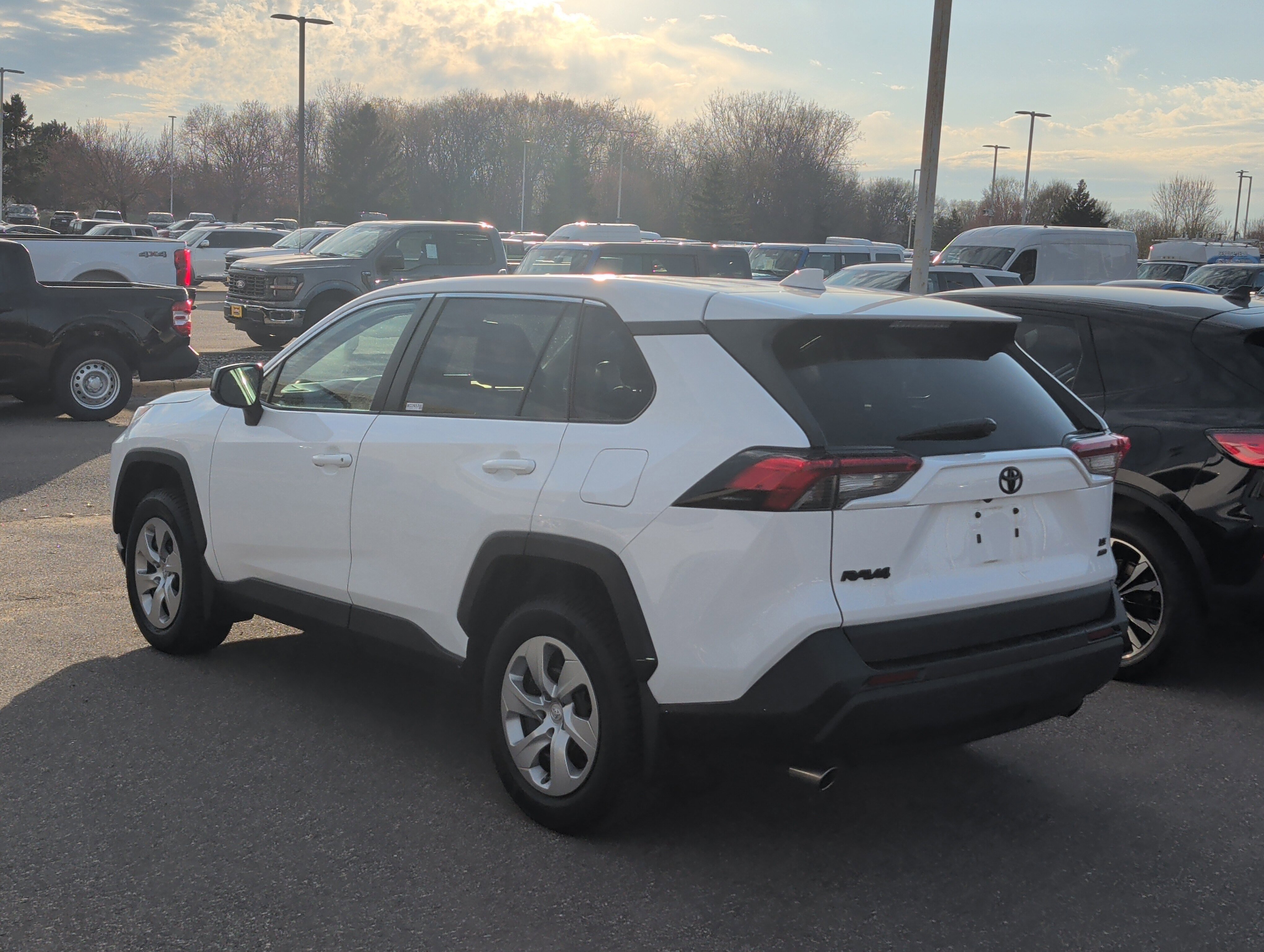 Used 2022 Toyota RAV4 LE w/ Carpet Mat Package (TMS) AWD/4WD image 3