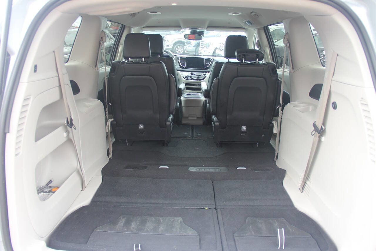 Used 2024 Chrysler Pacifica Touring-L FWD image 11