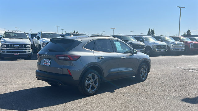 Certified 2025 Ford Escape ST-Line Select AWD/4WD image 3
