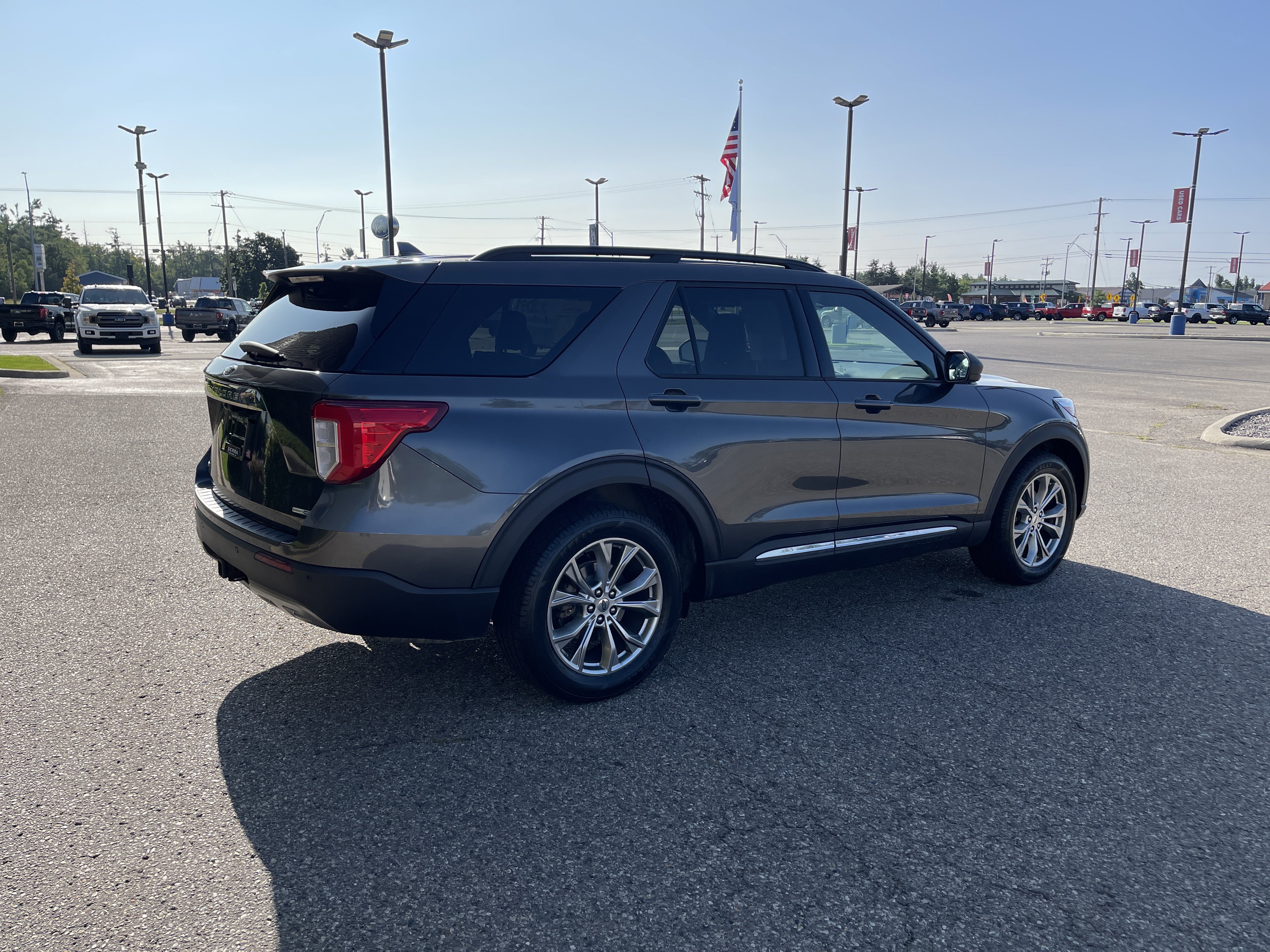 Certified 2020 Ford Explorer XLT w/ Equipment Group 202A AWD/4WD image 3