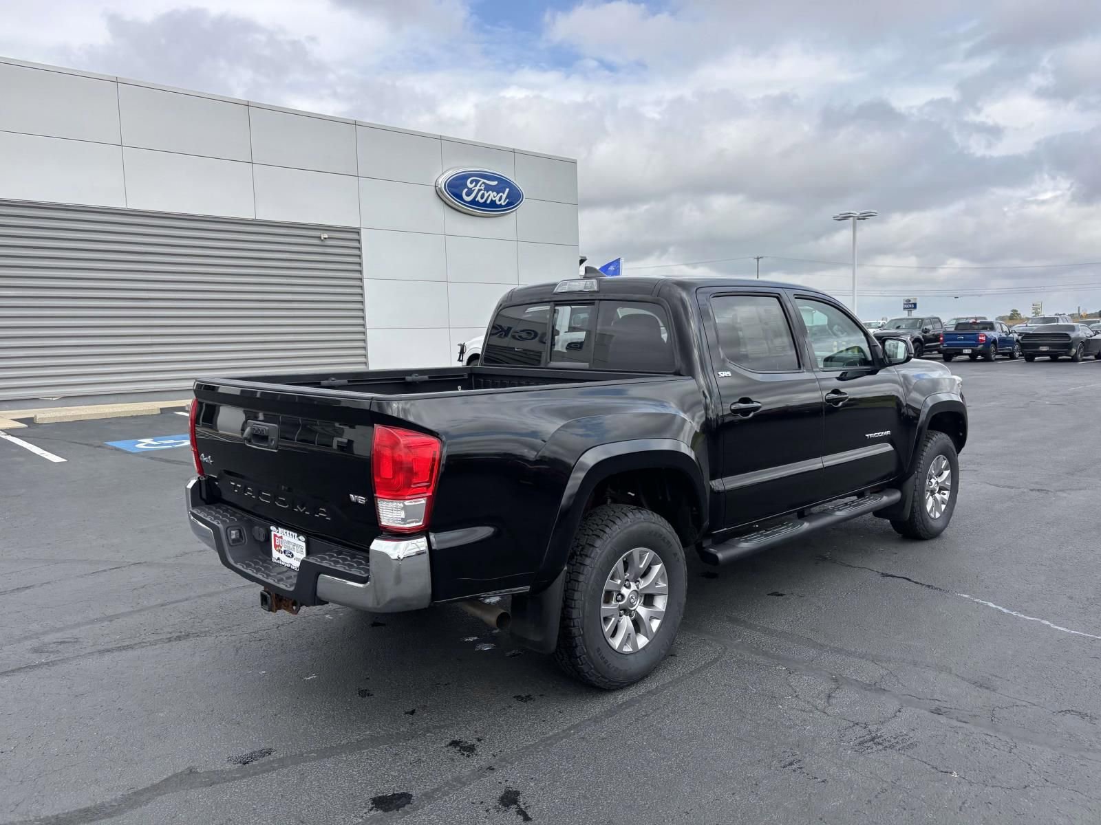 Used 2017 Toyota Tacoma SR5 image 9