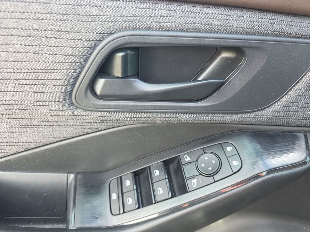 Used 2023 Nissan Rogue S AWD/4WD image 19