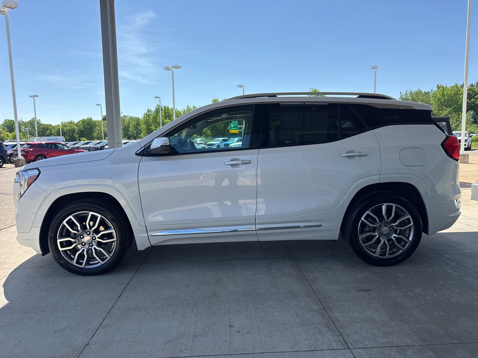 Used 2024 GMC Terrain Denali w/ Denali Premium Package AWD/4WD image 4