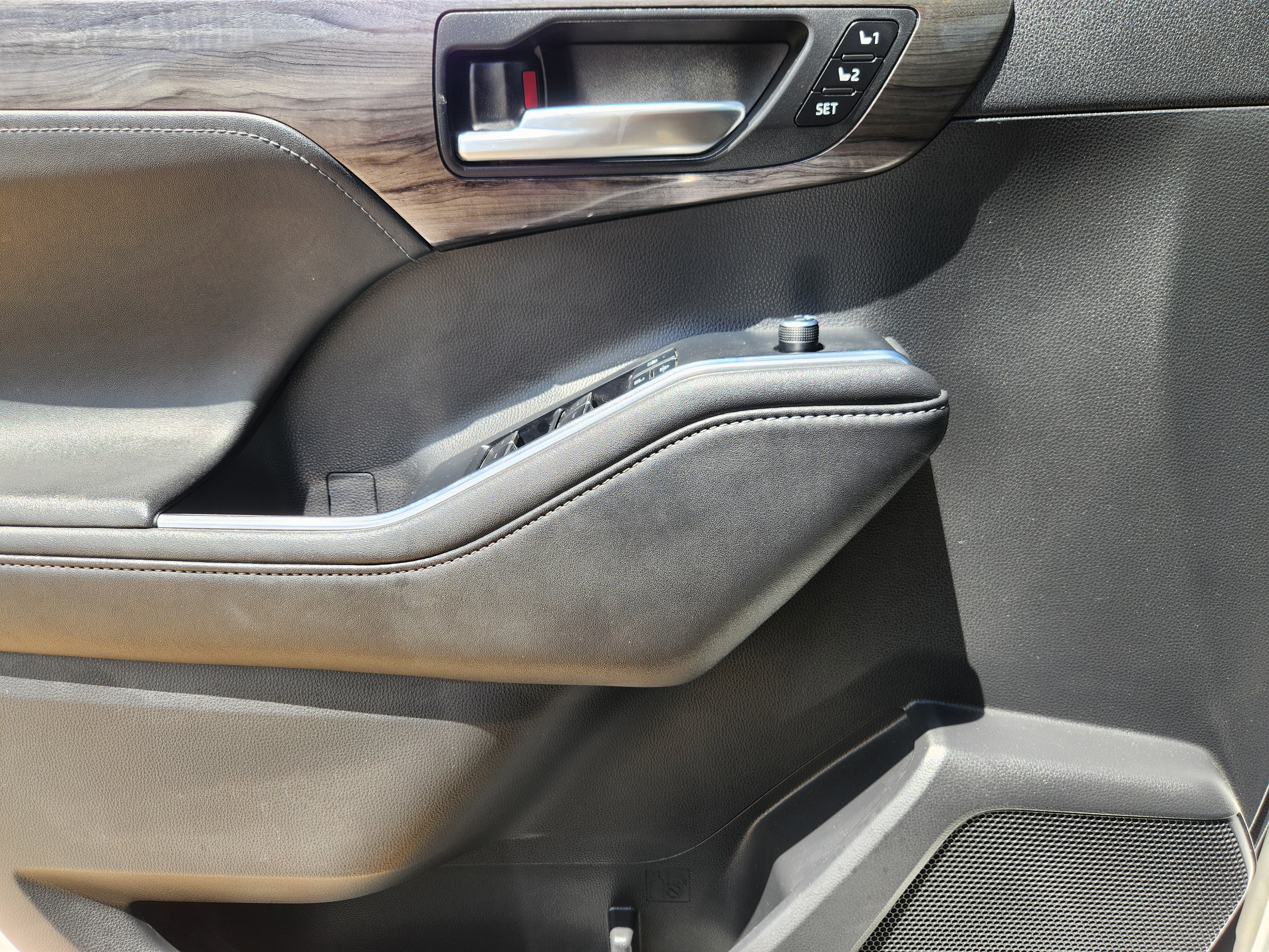 Used 2020 Toyota Highlander Platinum FWD image 17