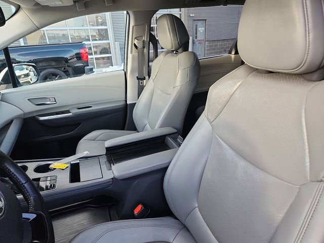 Used 2021 Toyota Sienna Limited image 22