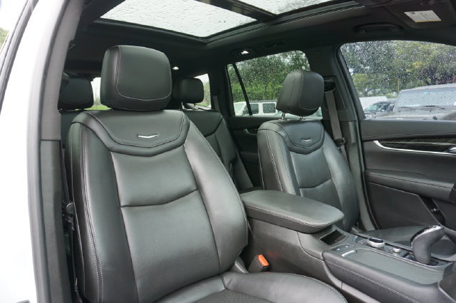 Used 2022 Cadillac XT6 Premium Luxury FWD image 2