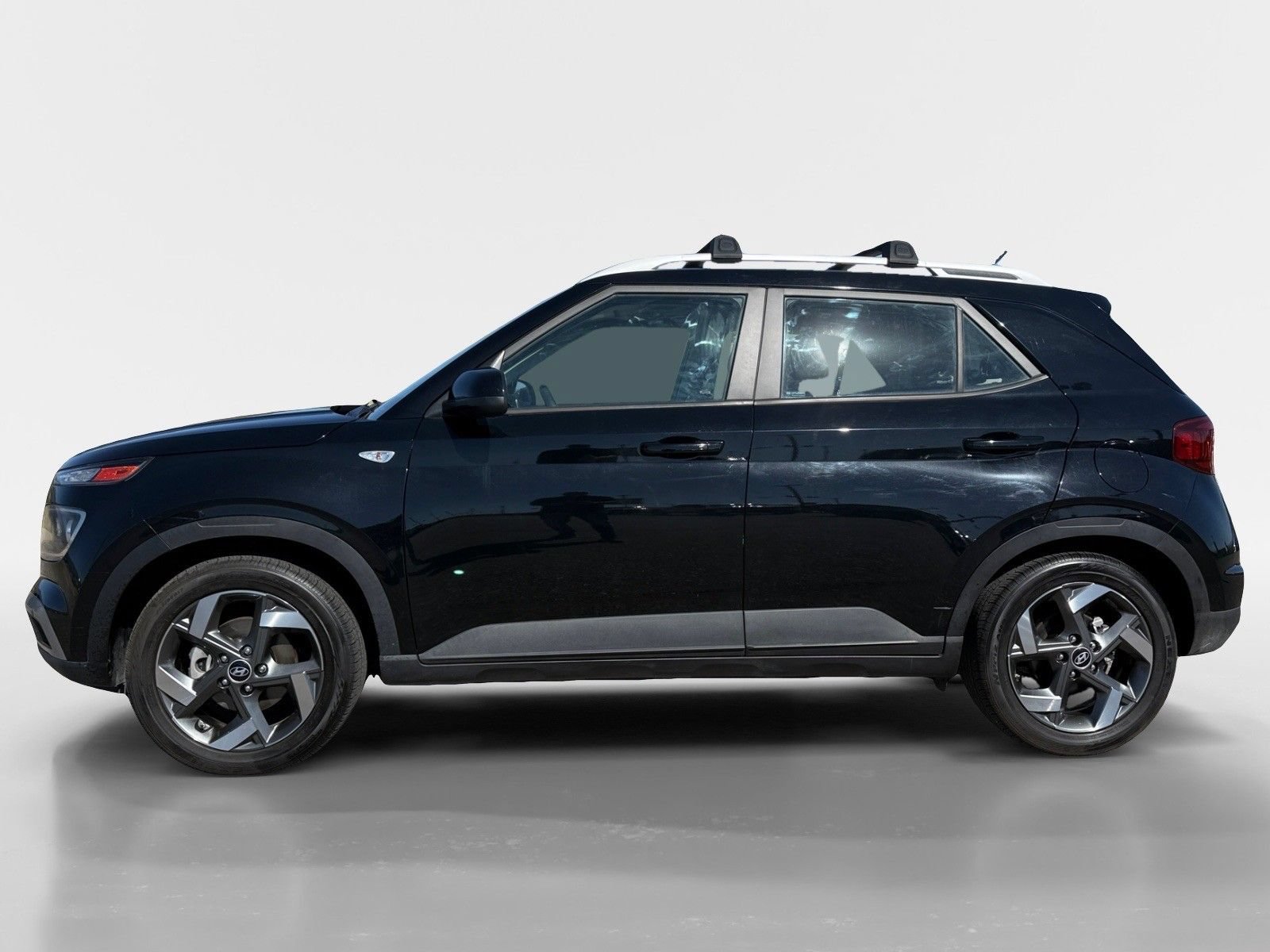 Used 2024 Hyundai Venue SEL FWD image 2