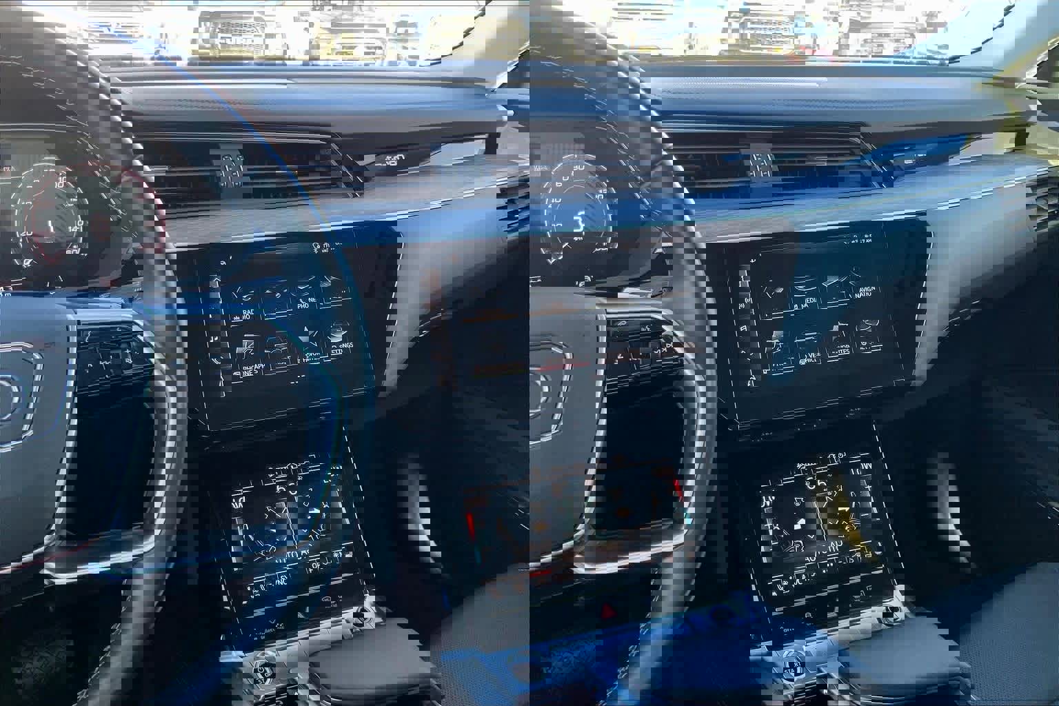 Used 2024 Audi Q8 e-tron Premium Plus w/ Premium Plus Package image 17