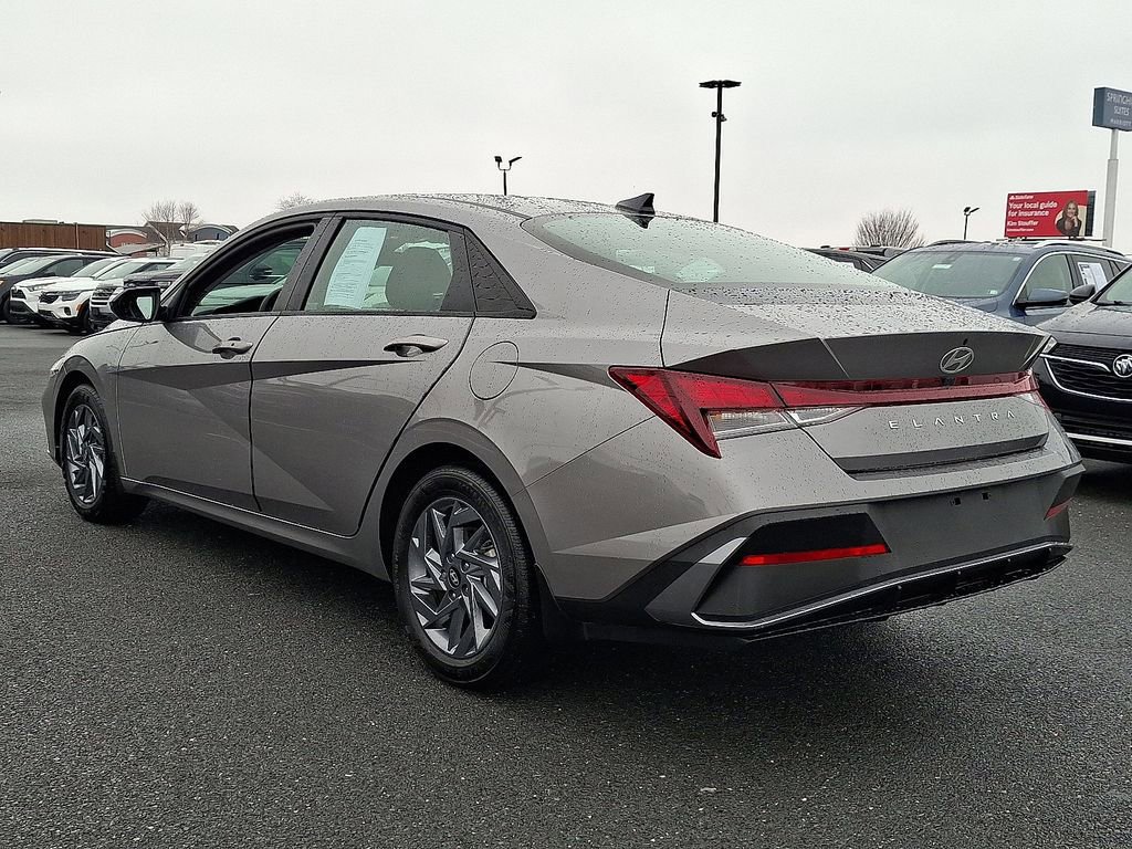 Used 2024 Hyundai Elantra SEL image 2