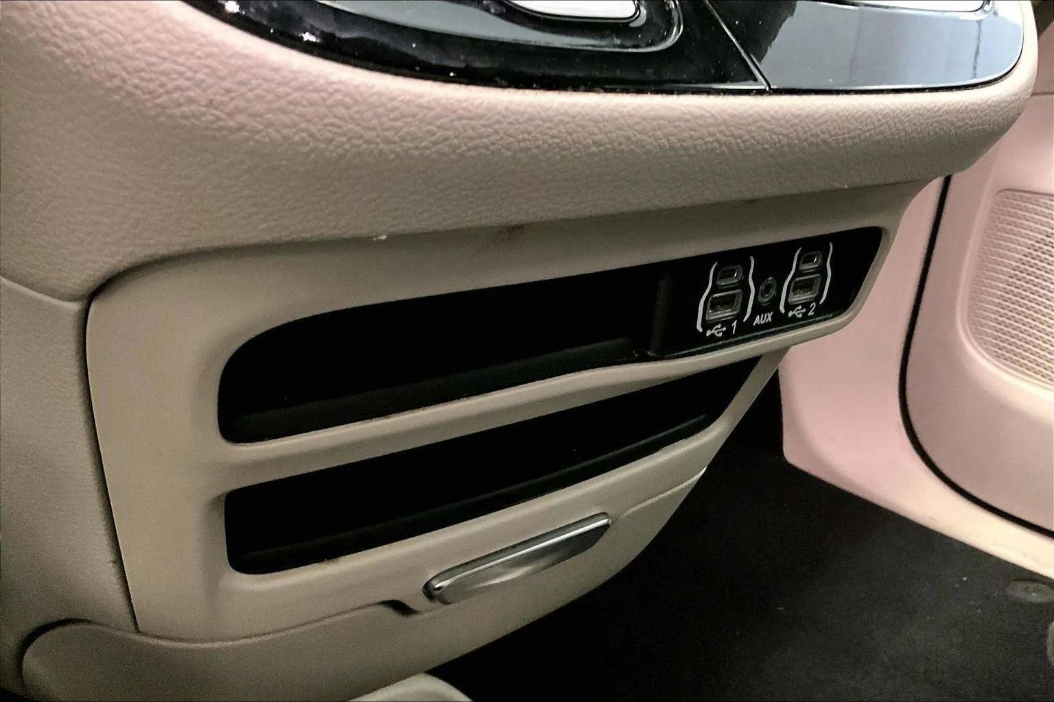 Used 2023 Chrysler Voyager LX image 32