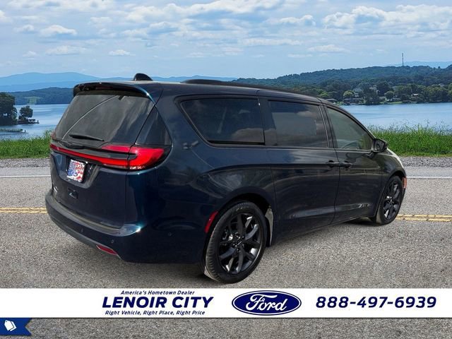 Used 2023 Chrysler Pacifica Touring-L w/ S Appearance Package image 5