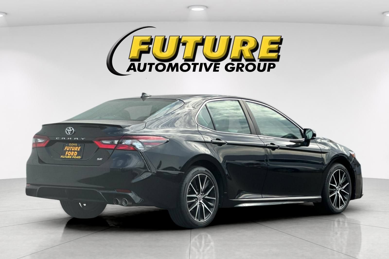 Used 2023 Toyota Camry SE FWD image 3
