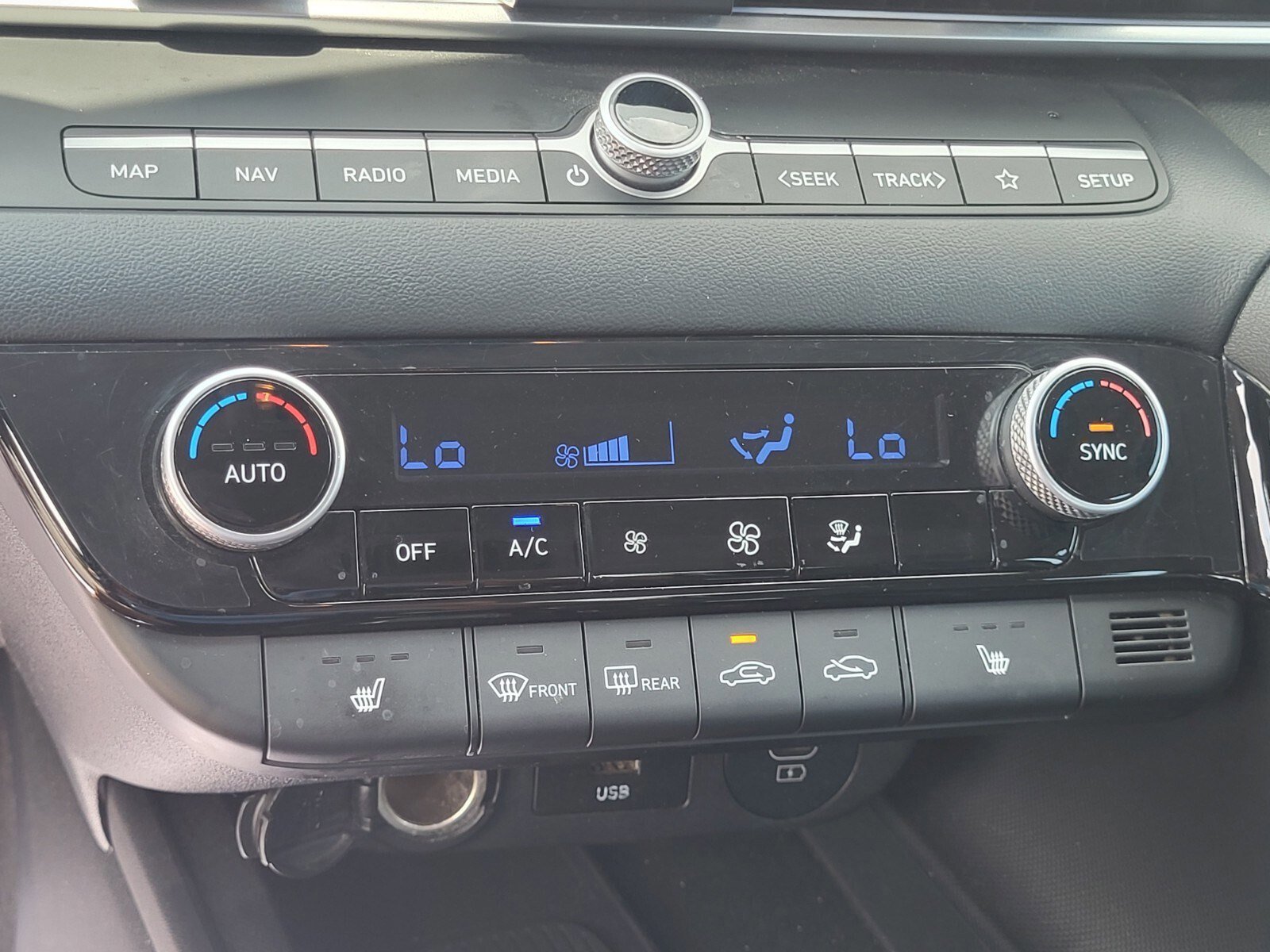 Used 2024 Hyundai Elantra Limited image 23