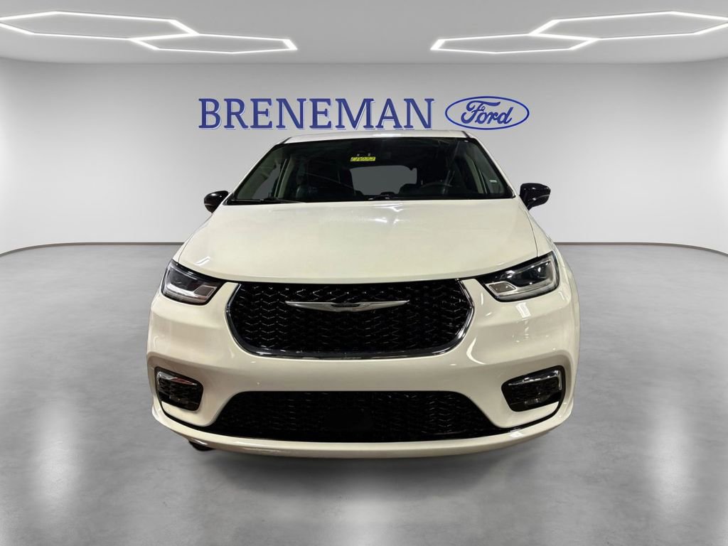 Used 2024 Chrysler Pacifica Touring-L image 10