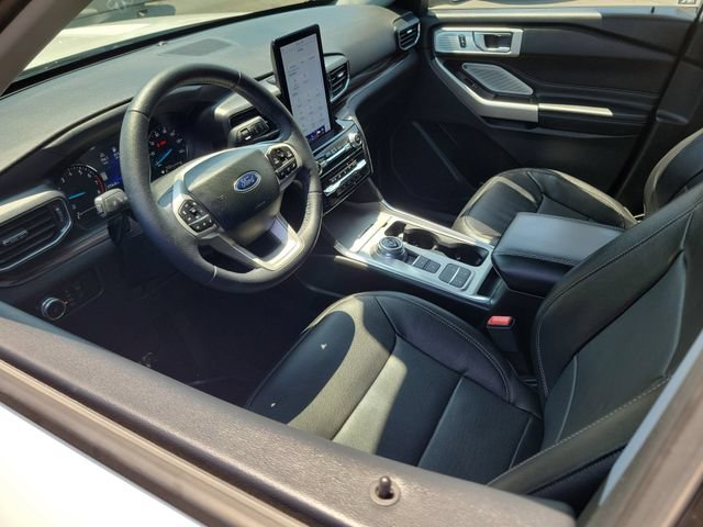 Certified 2023 Ford Explorer Limited w/ Limited Technology Package RWD image 3