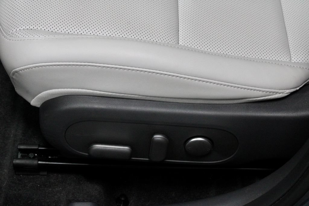 Used 2024 Hyundai Kona Limited FWD image 25