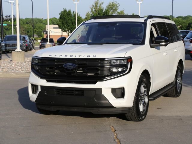 Certified 2025 Ford Expedition Active AWD/4WD image 3