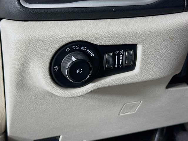 Used 2023 Chrysler Pacifica Touring-L image 10