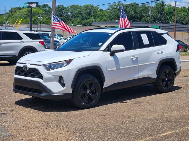 Used 2019 Toyota RAV4 XLE w/ Convenience Package FWD image 3
