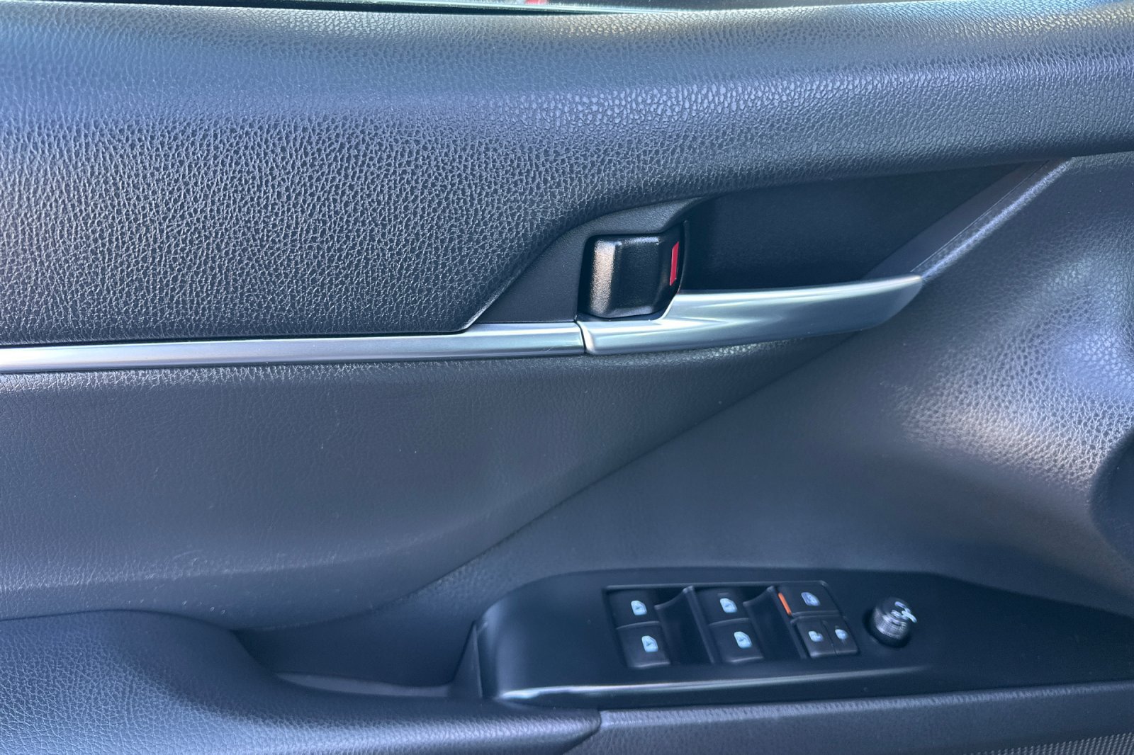 Used 2019 Toyota Camry SE w/ Convenience Package FWD image 10