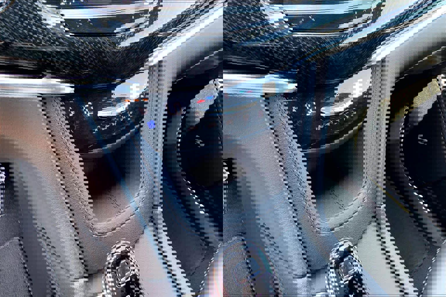 Used 2025 Cadillac XT6 Premium Luxury AWD/4WD image 32