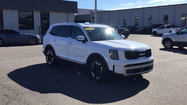 Used 2024 Kia Telluride EX w/ EX Captain's Chair Package image 6