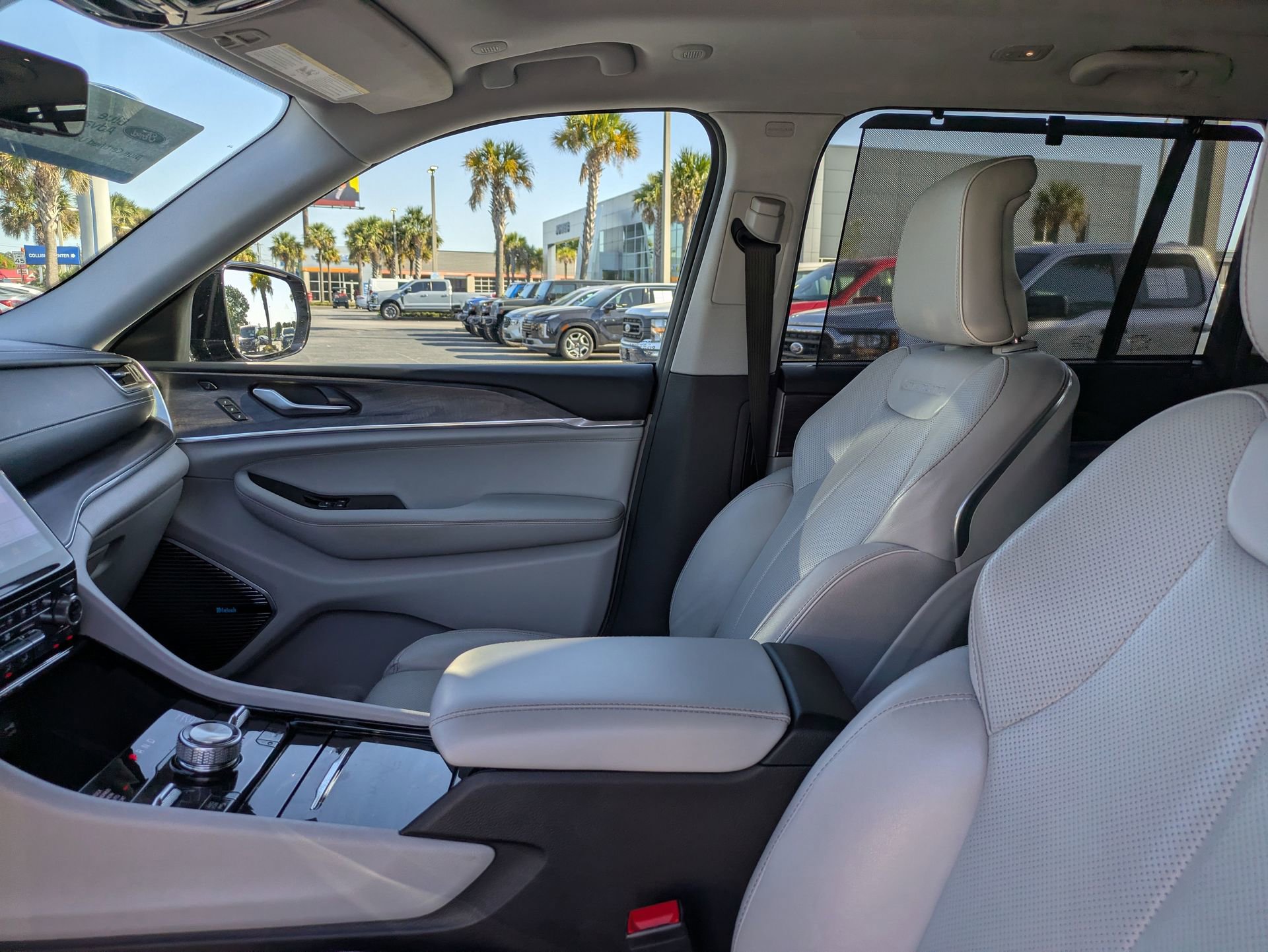 Used 2022 Jeep Grand Cherokee Overland w/ Luxury Tech Group IV image 24