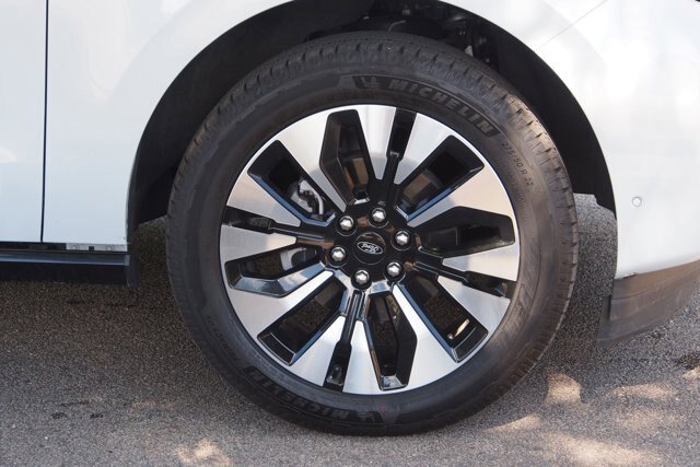 Certified 2025 Ford Expedition Platinum w/ Driver's Package AWD/4WD image 9