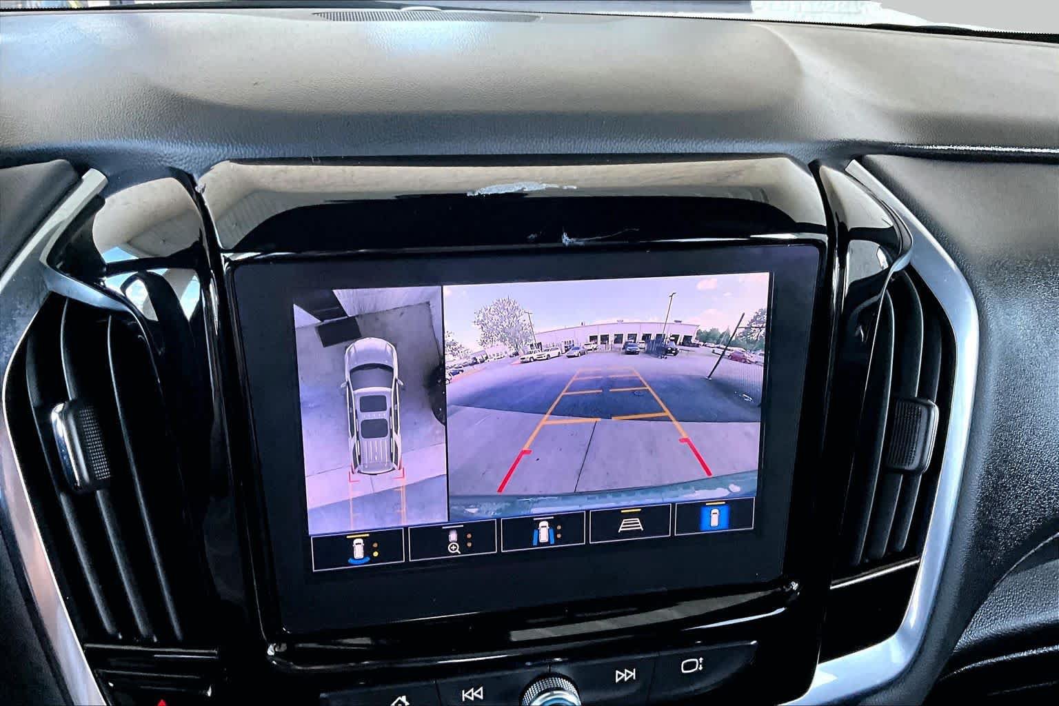 Used 2022 Chevrolet Traverse LT FWD image 28