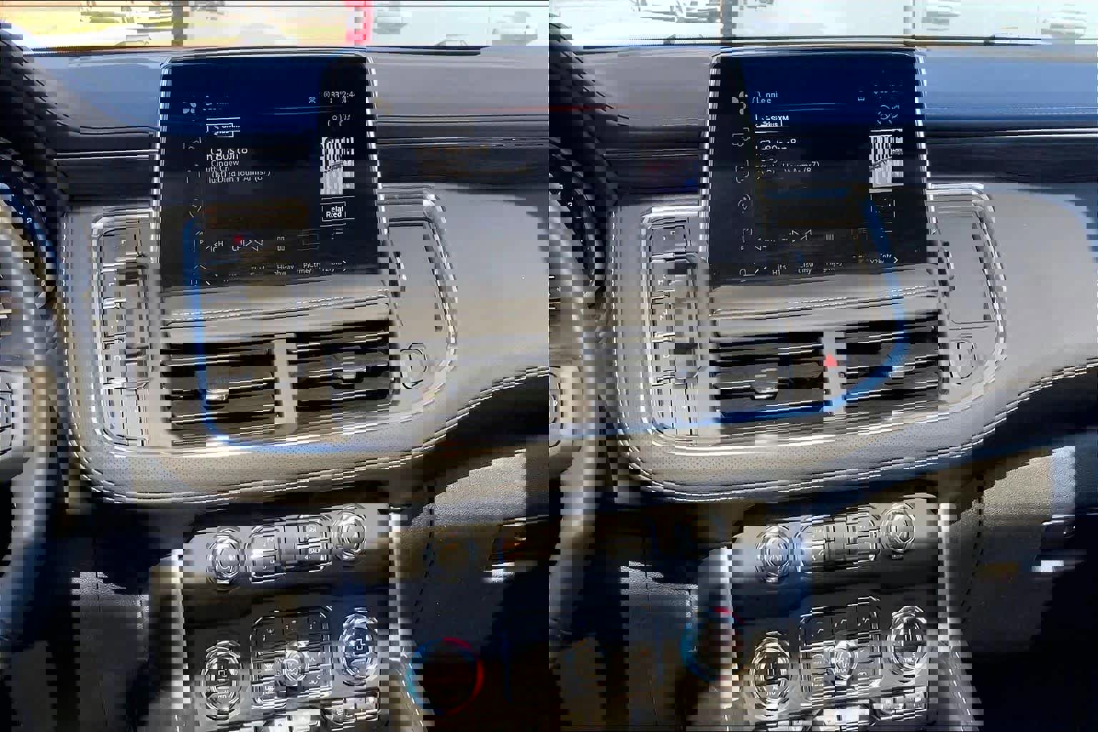 Used 2024 GMC Yukon SLT w/ SLT Premium Package image 9