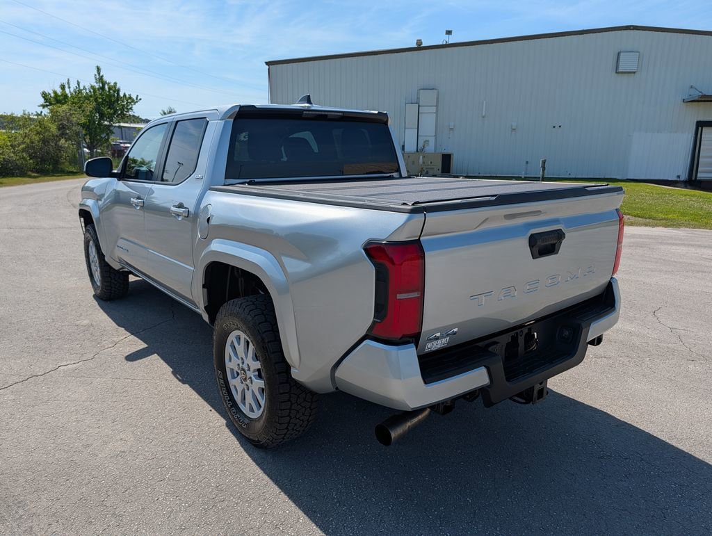 Used 2025 Toyota Tacoma SR5 AWD/4WD image 4