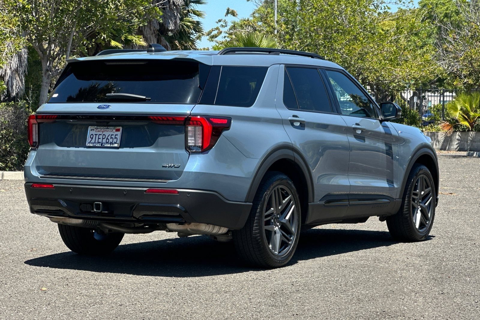 Certified 2025 Ford Explorer ST-Line w/ Premium Package AWD/4WD image 3