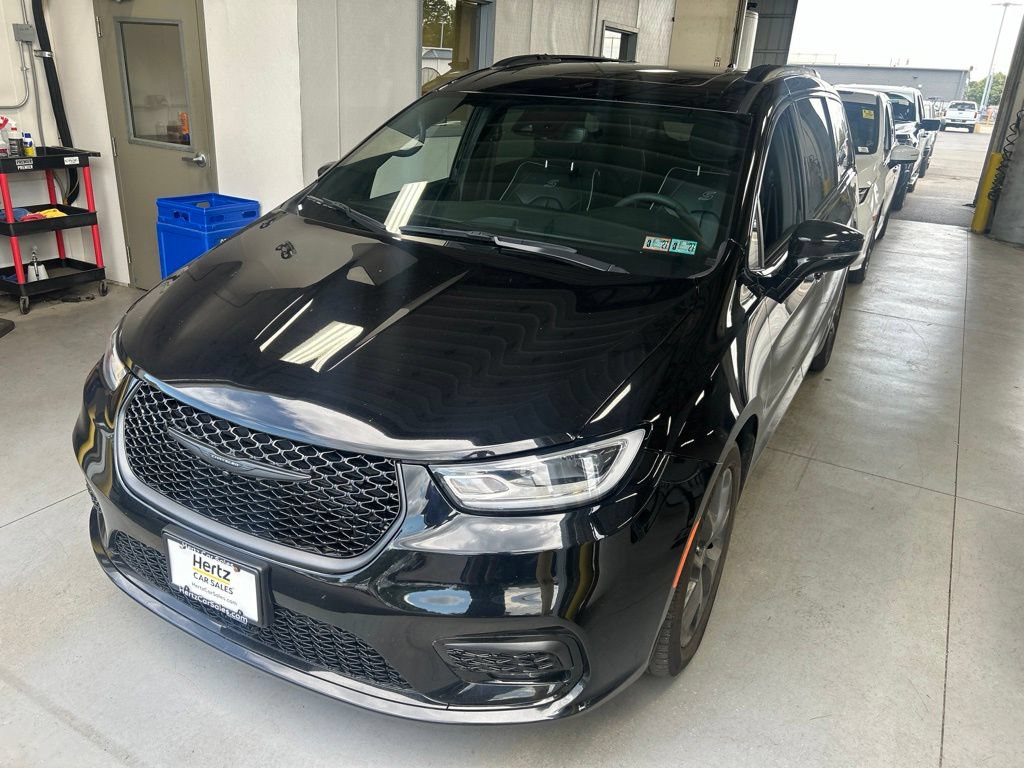 Used 2025 Chrysler Pacifica Limited FWD image 2