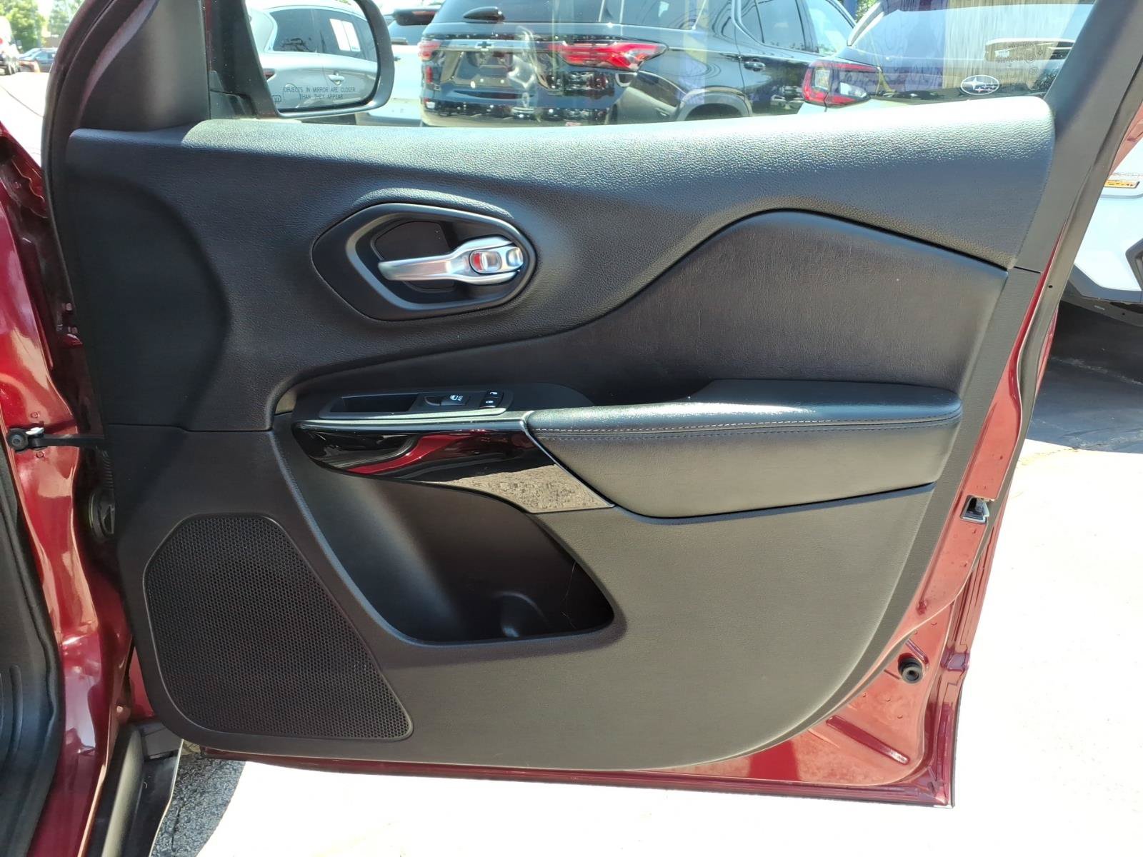 Used 2020 Jeep Cherokee Latitude Plus AWD/4WD image 28