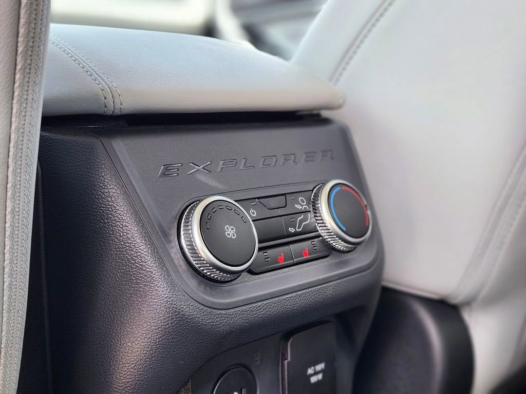 Certified 2025 Ford Explorer Platinum w/ LUX Leather Package image 17
