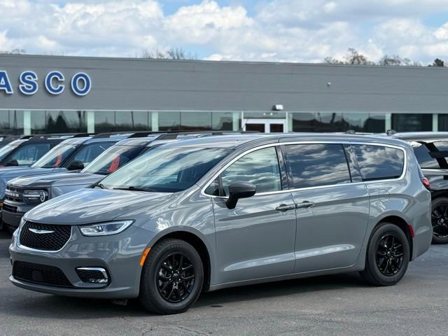 Used 2023 Chrysler Pacifica Touring-L video 2