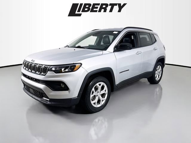 Used 2024 Jeep Compass Latitude image 3