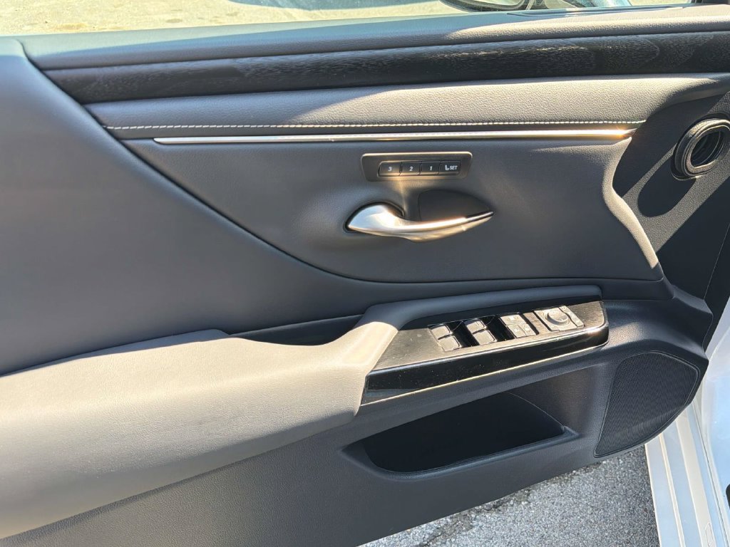 Used 2023 Lexus ES 350 w/ Premium Package FWD image 31