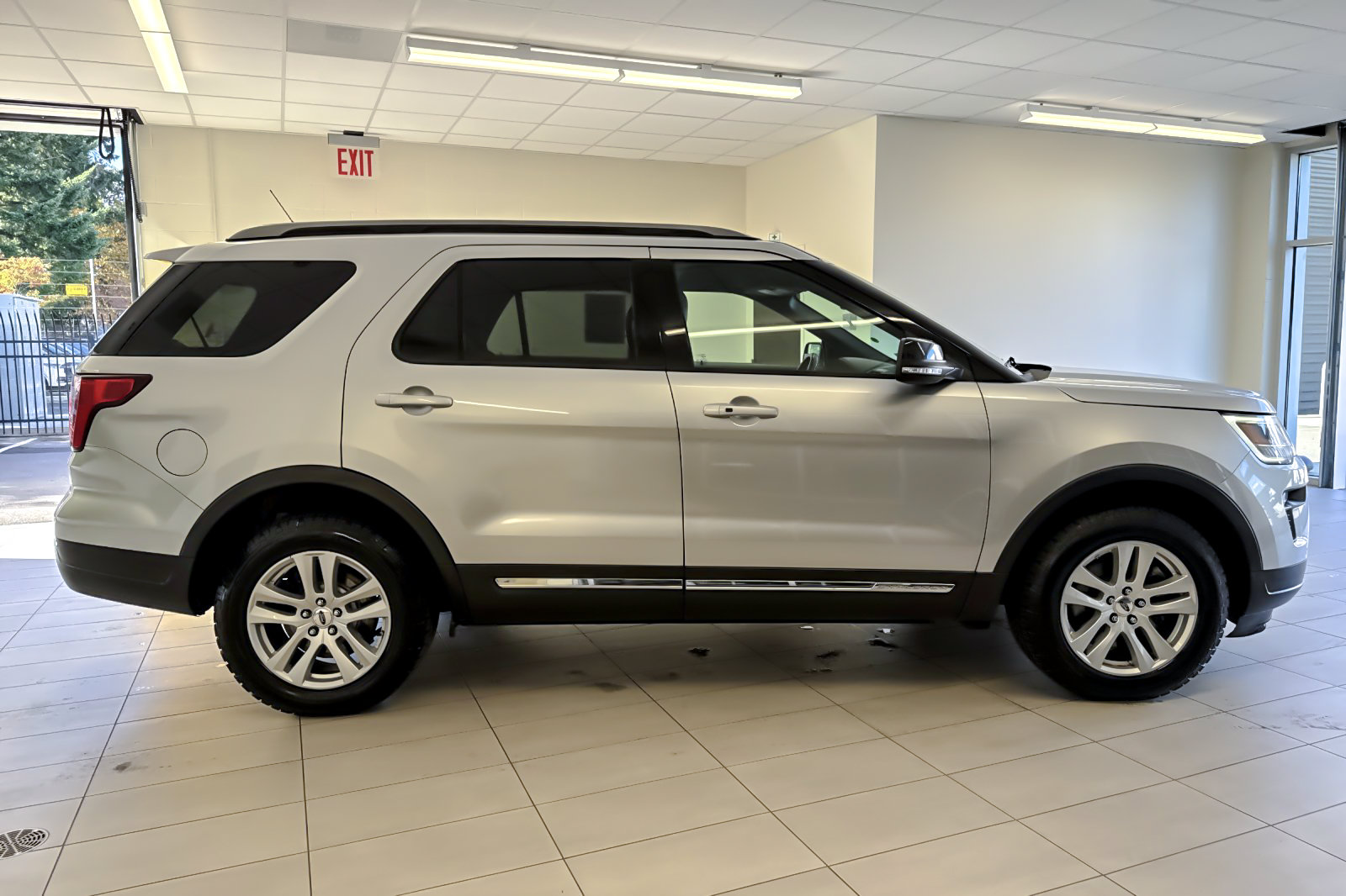 Certified 2018 Ford Explorer XLT w/ Equipment Group 202A AWD/4WD image 3