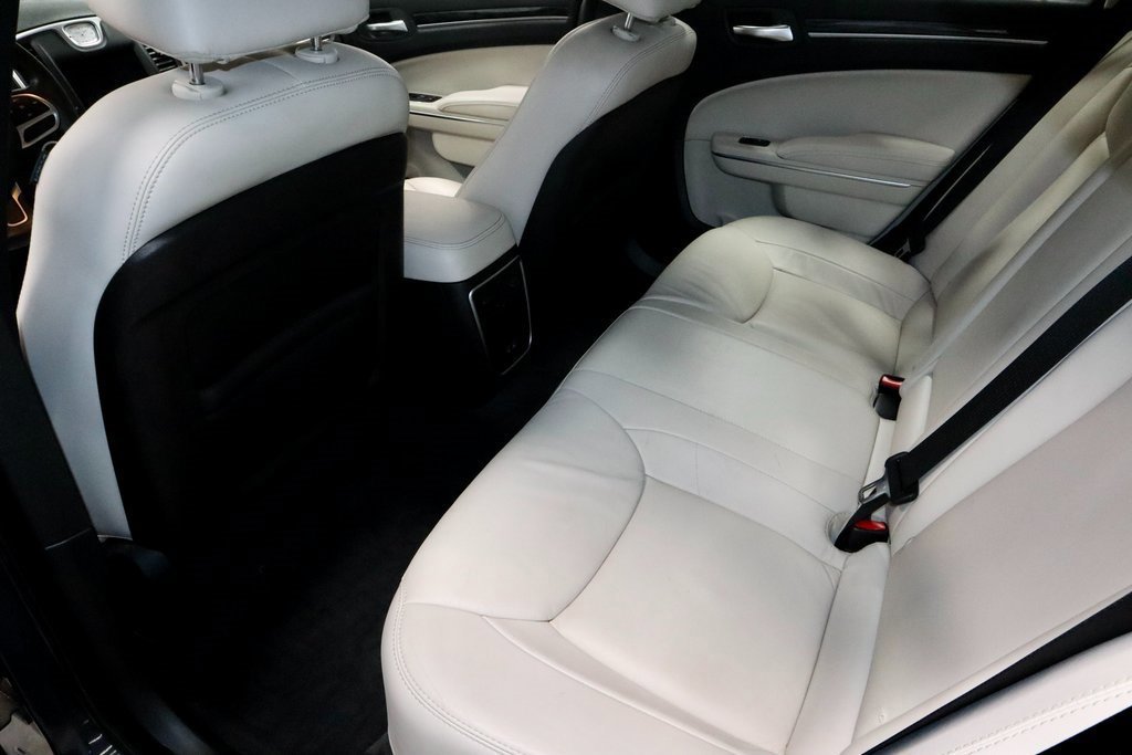 Used 2018 Chrysler 300 Touring L image 21