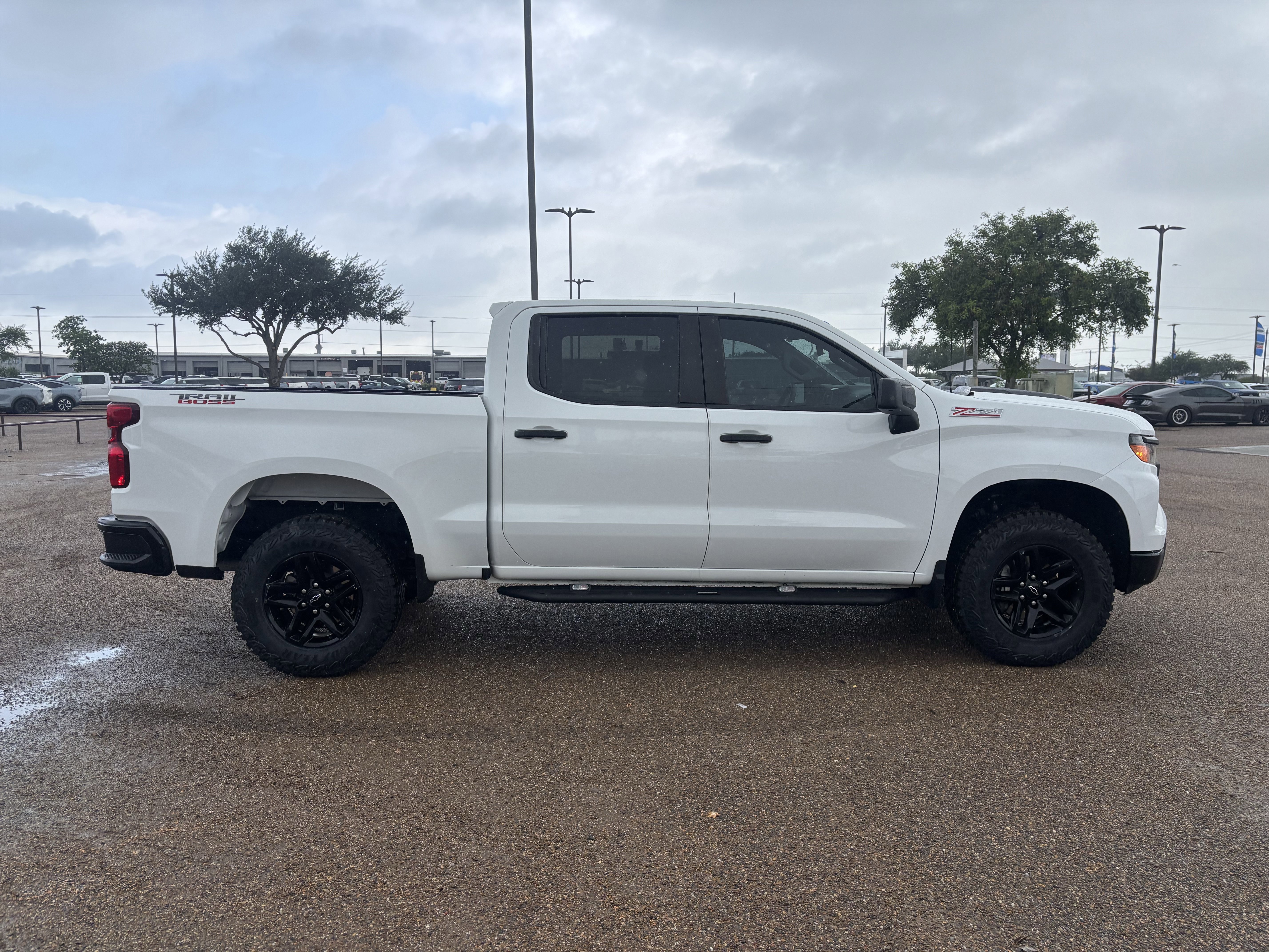 Used 2022 Chevrolet Silverado 1500 Custom Trail Boss w/ LPO, Dark Essentials Package image 5