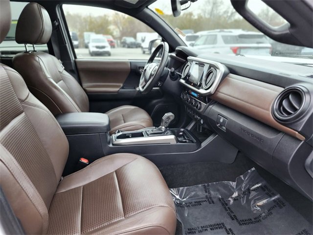 Used 2017 Toyota Tacoma Limited w/ Tow Package image 11