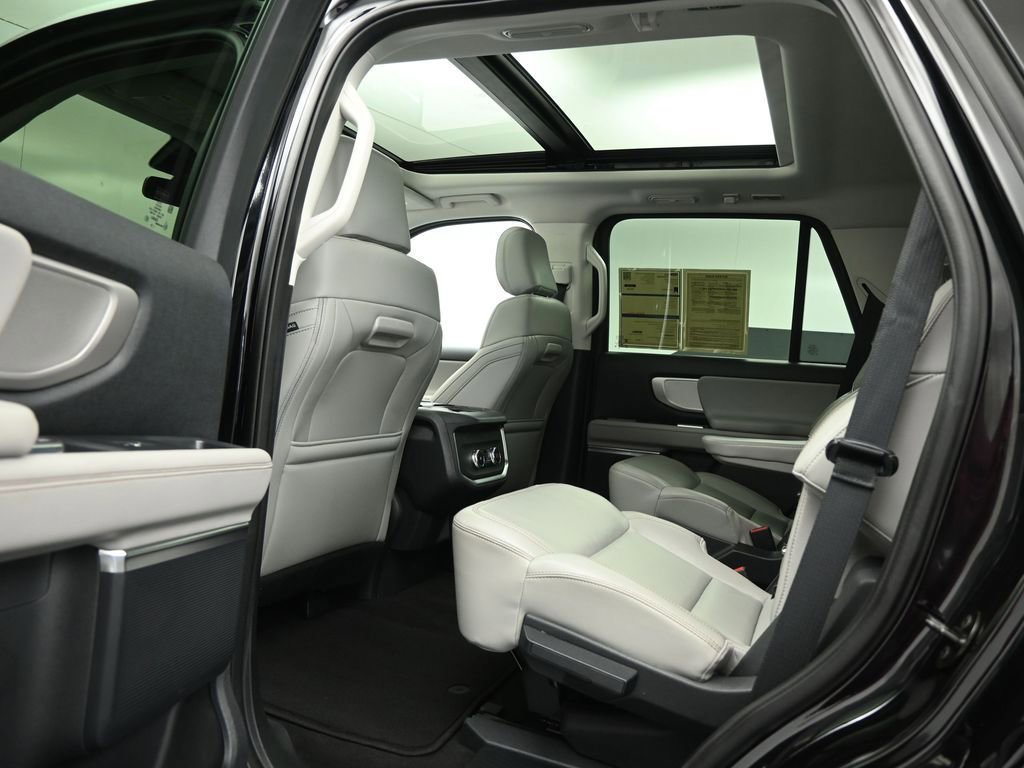 Certified 2025 Ford Expedition Active image 46