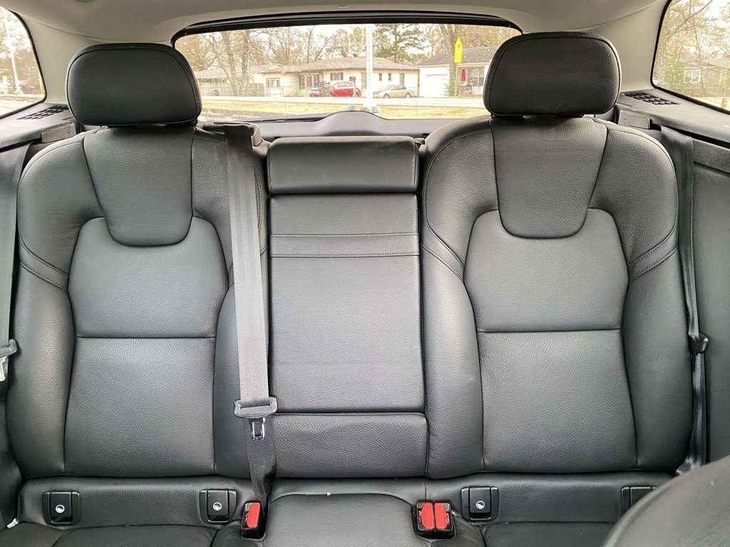 Used 2021 Volvo XC60 T5 Momentum w/ Protection Package Premier image 27