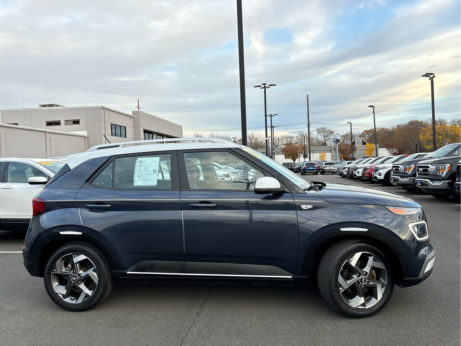 Used 2023 Hyundai Venue Limited image 6