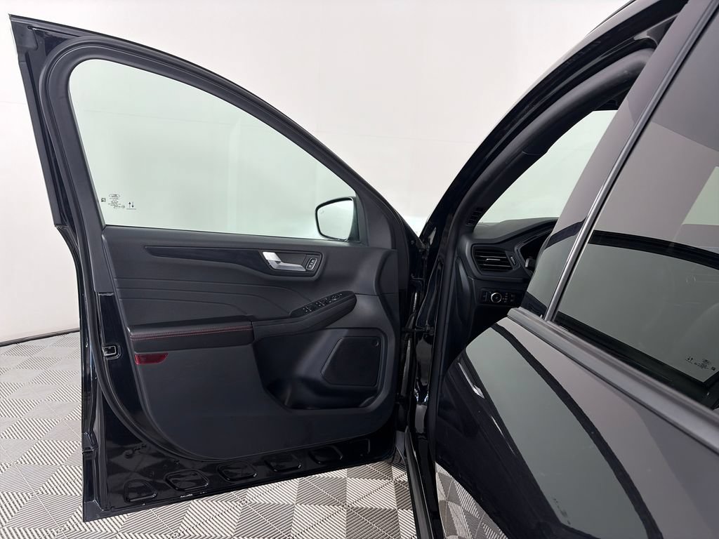 Certified 2025 Ford Escape ST-Line Select AWD/4WD image 10