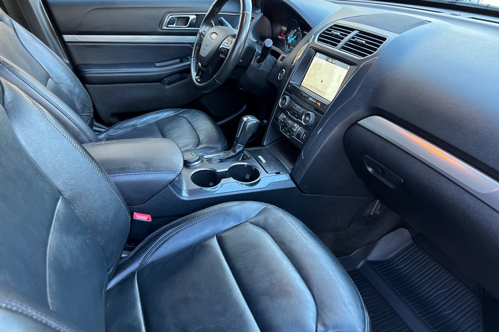 Certified 2018 Ford Explorer XLT w/ Equipment Group 202A AWD/4WD image 17