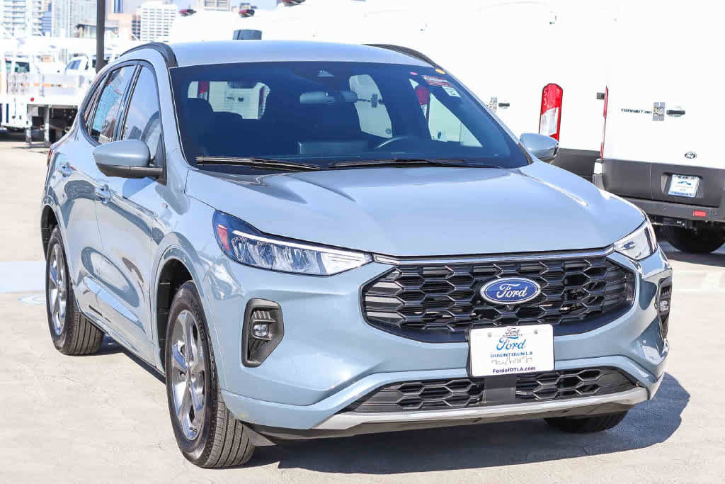 Certified 2023 Ford Escape ST-Line Select w/ Tech Pack #2 AWD/4WD image 3